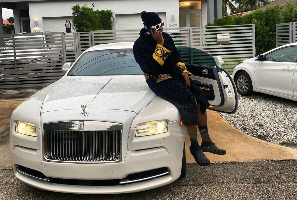 VIDEO: Medikal Proves With Receipt That His Wealth Is From Music And Not Fraud