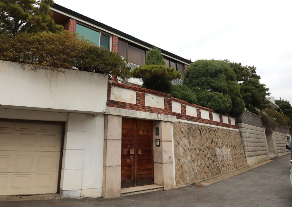 Front view of former President Chun Doo-hwan's residence in Yeonhui-dong,