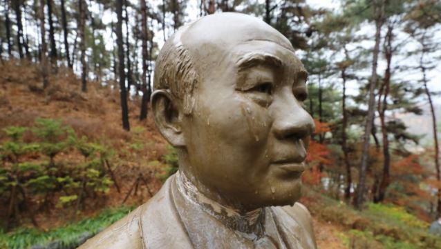 Chun Doo-hwan statue