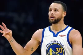 Can Steph Curry palm a basketball? How many 3 does Curry have?