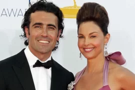 What race car driver dated Ashley Judd?