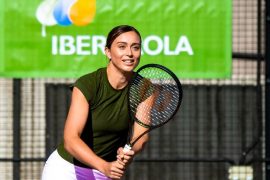 Is Paula Badosa left handed?