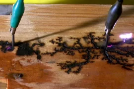 How many volts does a fractal burn? What is the best wood for fractal burning?