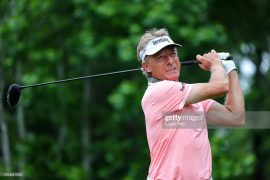 Bernhard Langer Putter: Is Bernhard Langer anchoring his putter?
