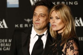 What guitar does Jamie Hince use?