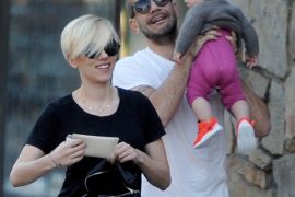 Who does Scarlett Johansson’s daughter live with?
