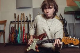 Does Thomas Raggi actually play guitar?