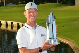 Where does Mike Weir live? What nationality is Mike Weir?