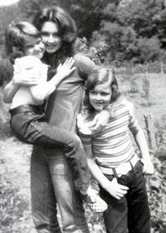 Young Naomi Judd and her daughters