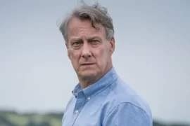 Where does Stephen Tompkinson live now?