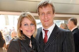 Who is Stephen Tomlinson married to? Who is Stephen Tompkinson partner now?