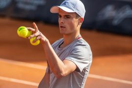 Does Tsitsipas speak Russian?