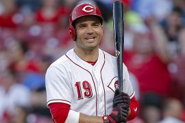 The Toronto Blue Jays sign Joey Votto to a minor league deal.