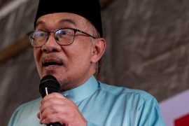 Anwar Ibrahim (Politician) Age, Height, Weight, Parents, Wife, Children