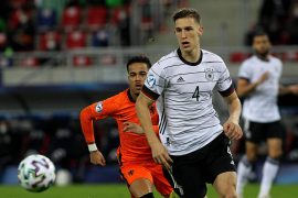 Is Nico Schlotterbeck left footed?