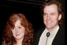 Is Bonnie Raitt still married? Who is Bonnie Raitt partner?