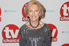 Mary Berry Age, Young, Hand Deformity, Awards, Recipes, Tv Shows