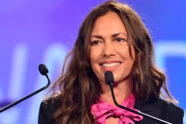Is Susanna Hoffs still performing?