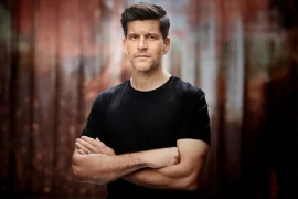 Does Osher Günsberg have a hearing impairment?