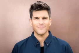 Has Osher Günsberg had a hip replacement?