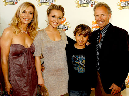 Jansen Panettiere with his sister and parents