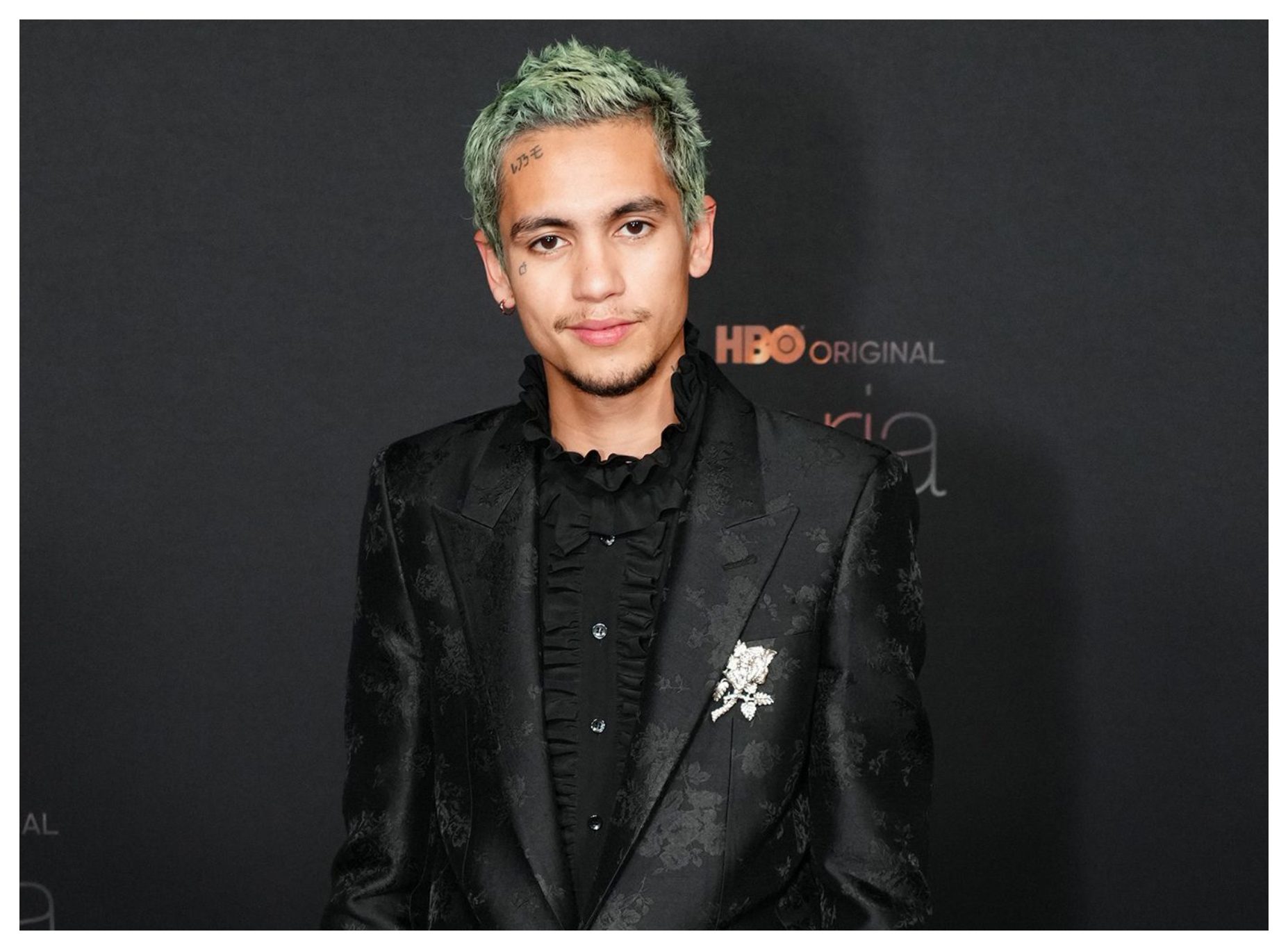 Dominic Fike Apple logo: Why does Dominic Fike have an Apple logo on ...