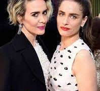 Are Amanda Peet and Sarah Paulson friends?
