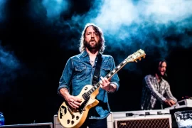 Who is the lead guitar for Foo Fighters? When did Chris Shiflett join Foo Fighters?