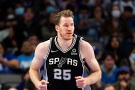 Is Jakob Poeltl a starter? Who does Jakob Poeltl play for? What number is Jakob Poeltl?
