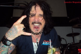 Who replaced Vince Neil?