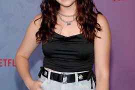Who is Mary Mouser best friend?