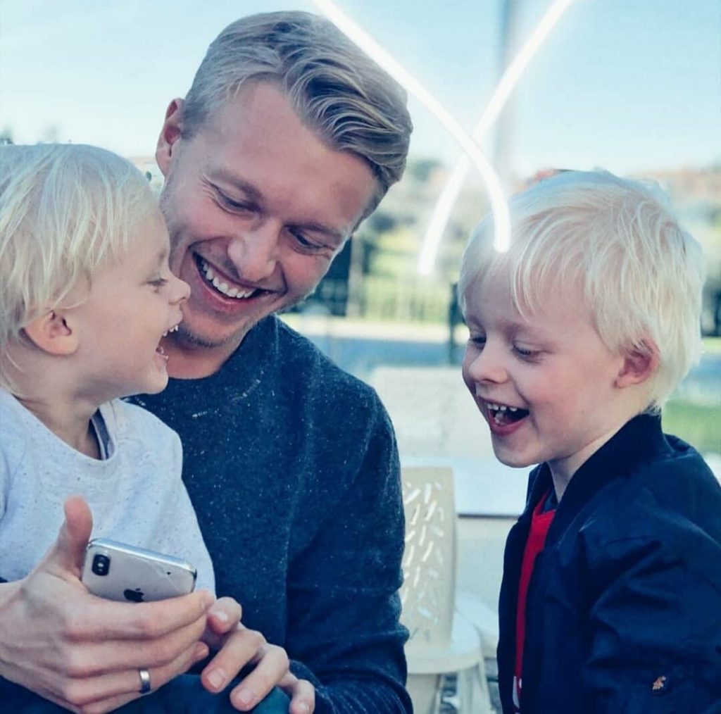 Simon Kjær and his children