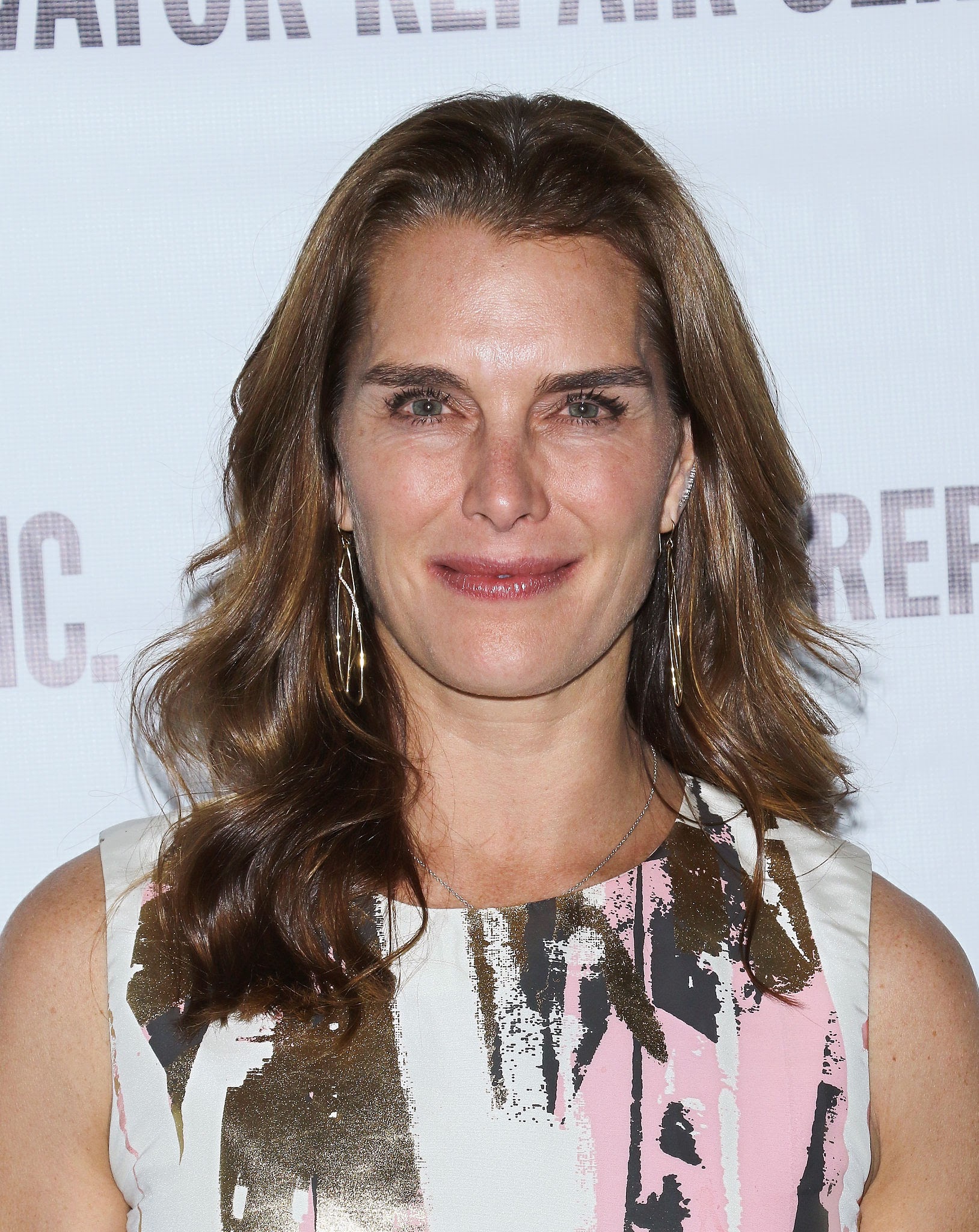 What does Brooke Shields do to her eyebrows? How many weddings has Brooke had?