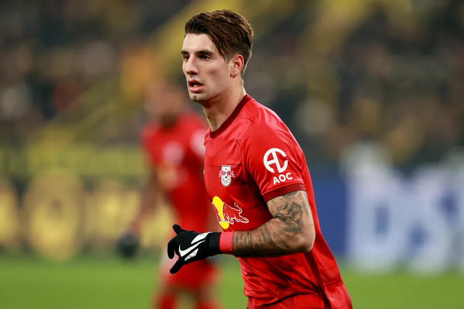 Who is number 10 in Hungary football? What shirt number is Szoboszlai? Is Dominik Szoboszlai left footed?