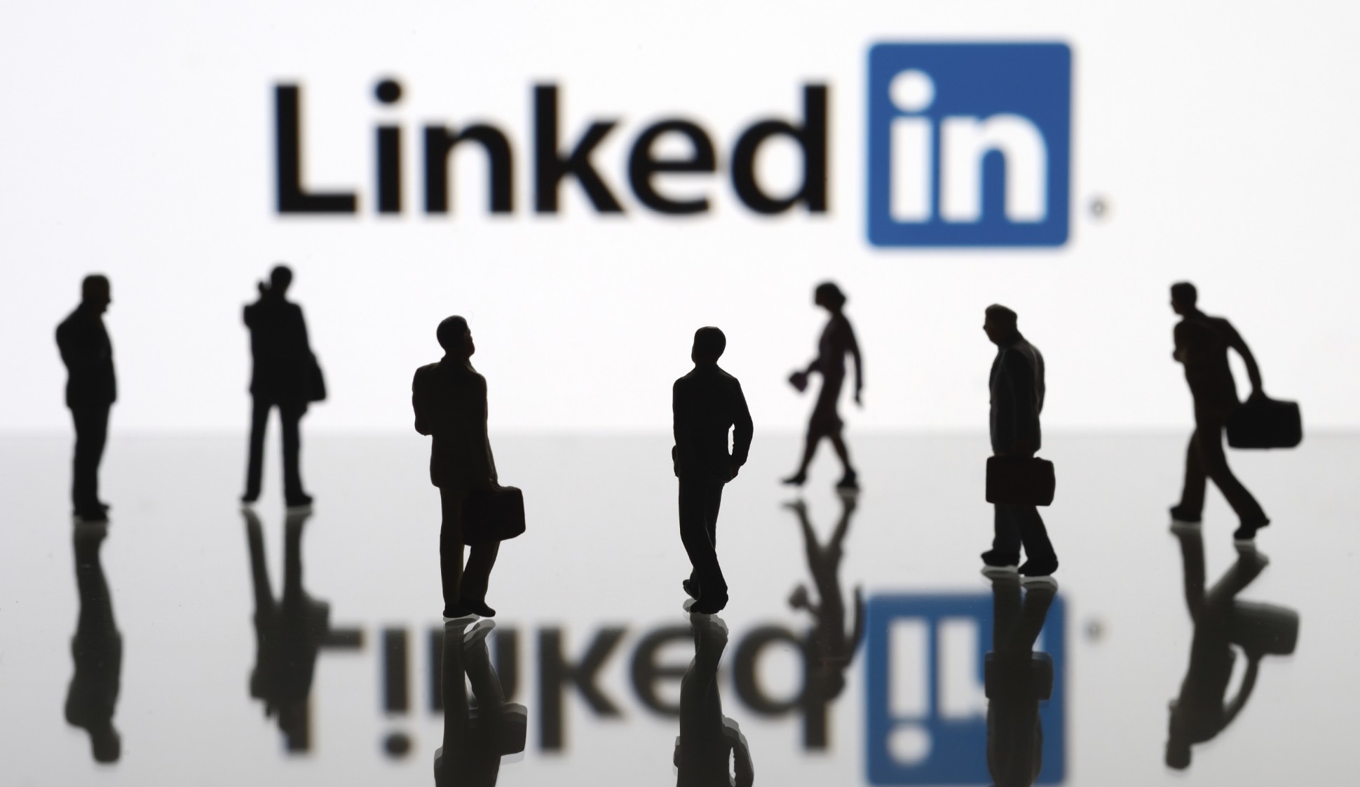 Does LinkedIn pay for views? Is 1,000 views on LinkedIn post good?