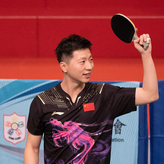 What type of bat does Ma Long use? How does Ma Long hold his bat?