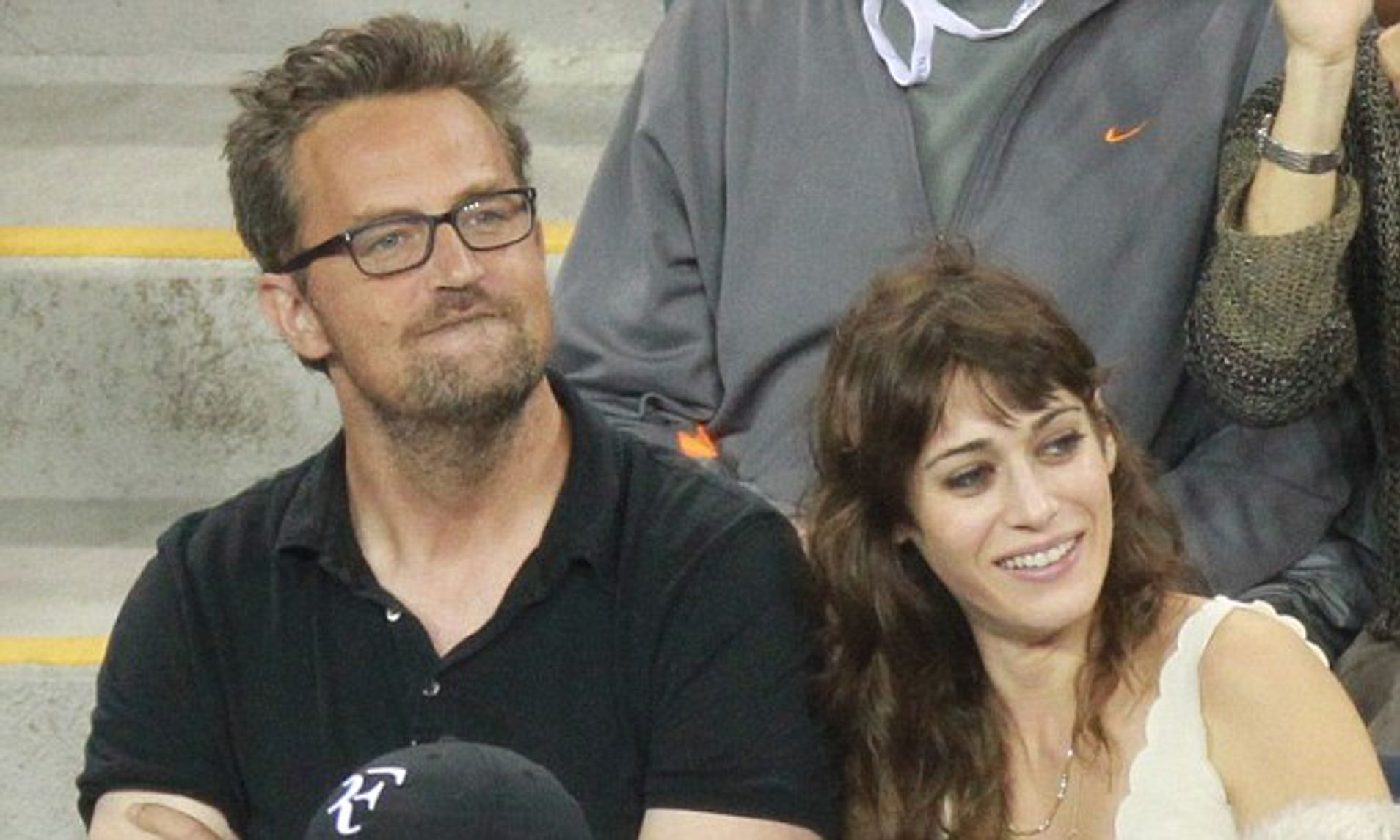 Who has Lizzy Caplan dated? What was the age difference between Matthew Perry and Lizzy Caplan?