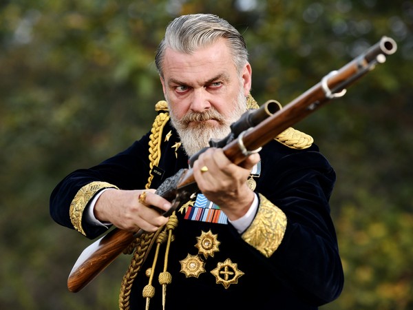 Who played Governor Scott Buxton in ‘RRR’?