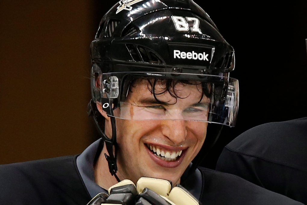How many games did Crosby hit 700 points? How many points did Sidney Crosby have in his first 500 games?