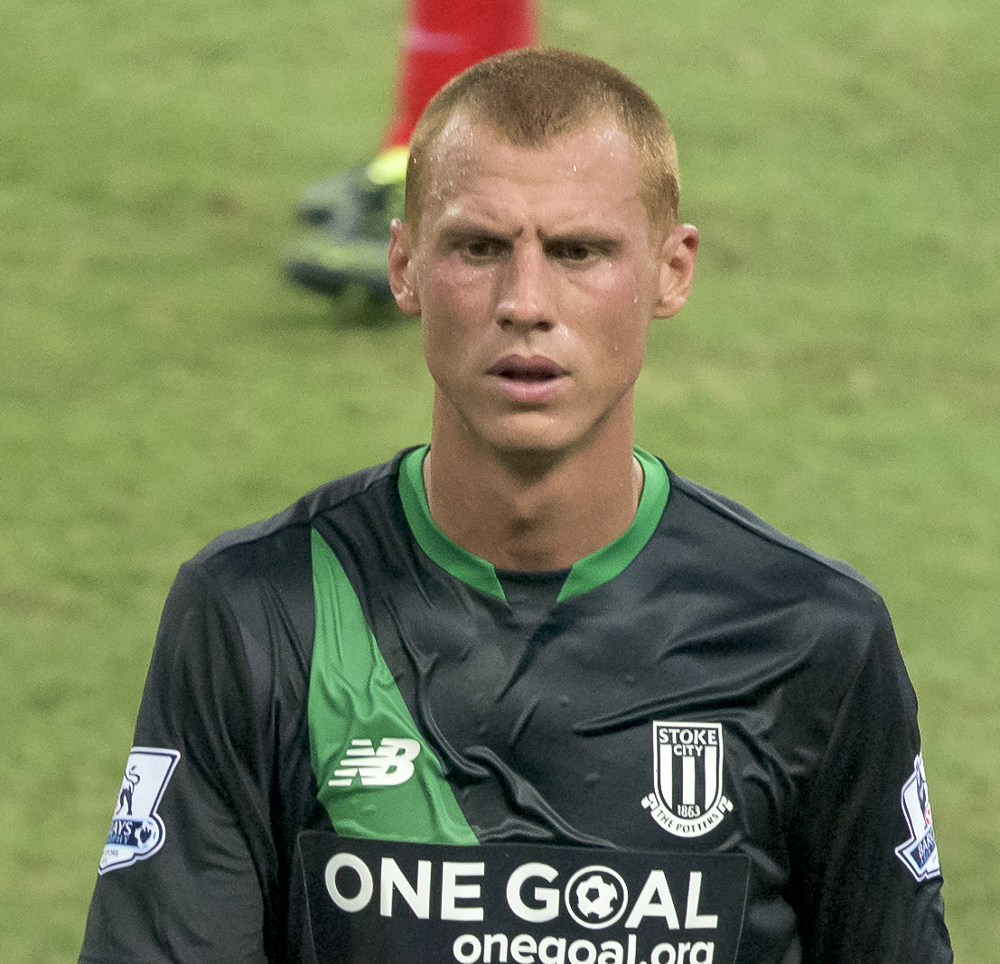 How long did Steve Sidwell play in the Premier League?