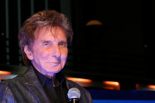 Is Barry Manilow still singing? Is Barry Manilow in the Hall of Fame?