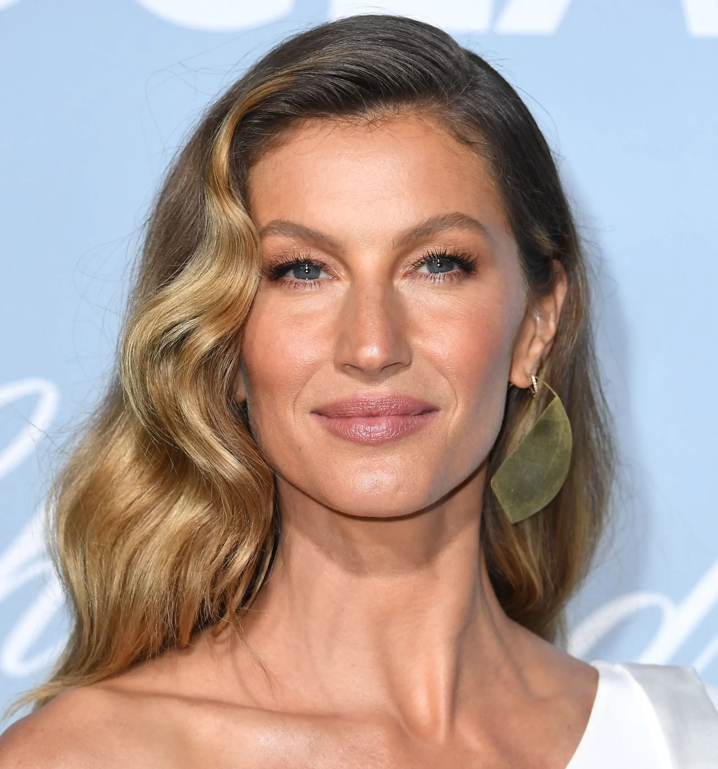 How many agencies was Gisele rejected from? Why did Gisele leave Leonardo DiCaprio?