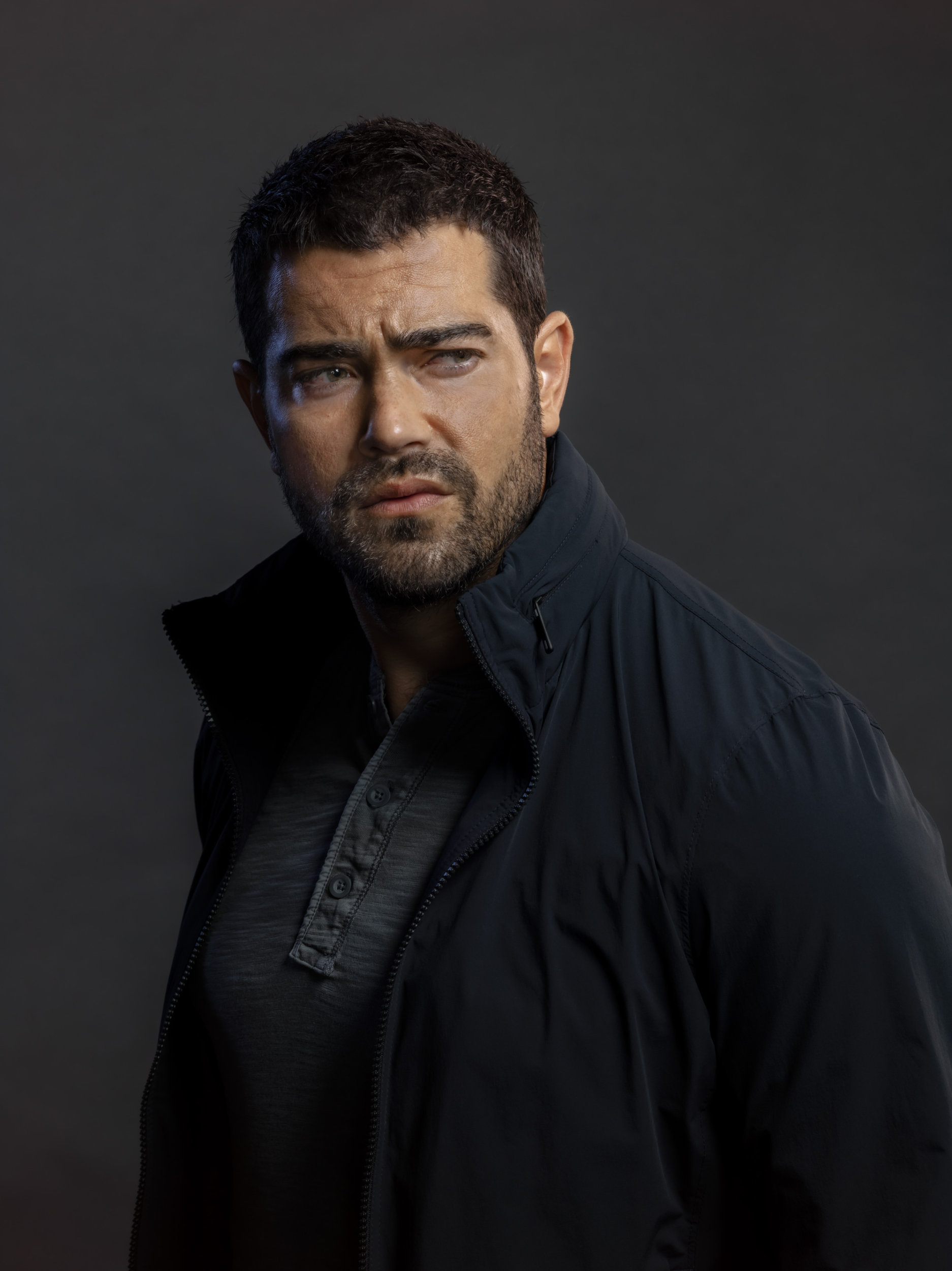 Does Jesse Metcalfe play guitar? Does Jesse Metcalfe sing in a country wedding?
