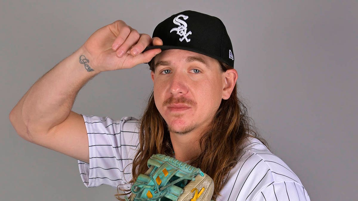 Mike Clevinger Contract, Stats, Trade, Injury, Height, Teams