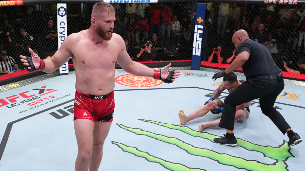 How much did Blachowicz make against Adesanya?
