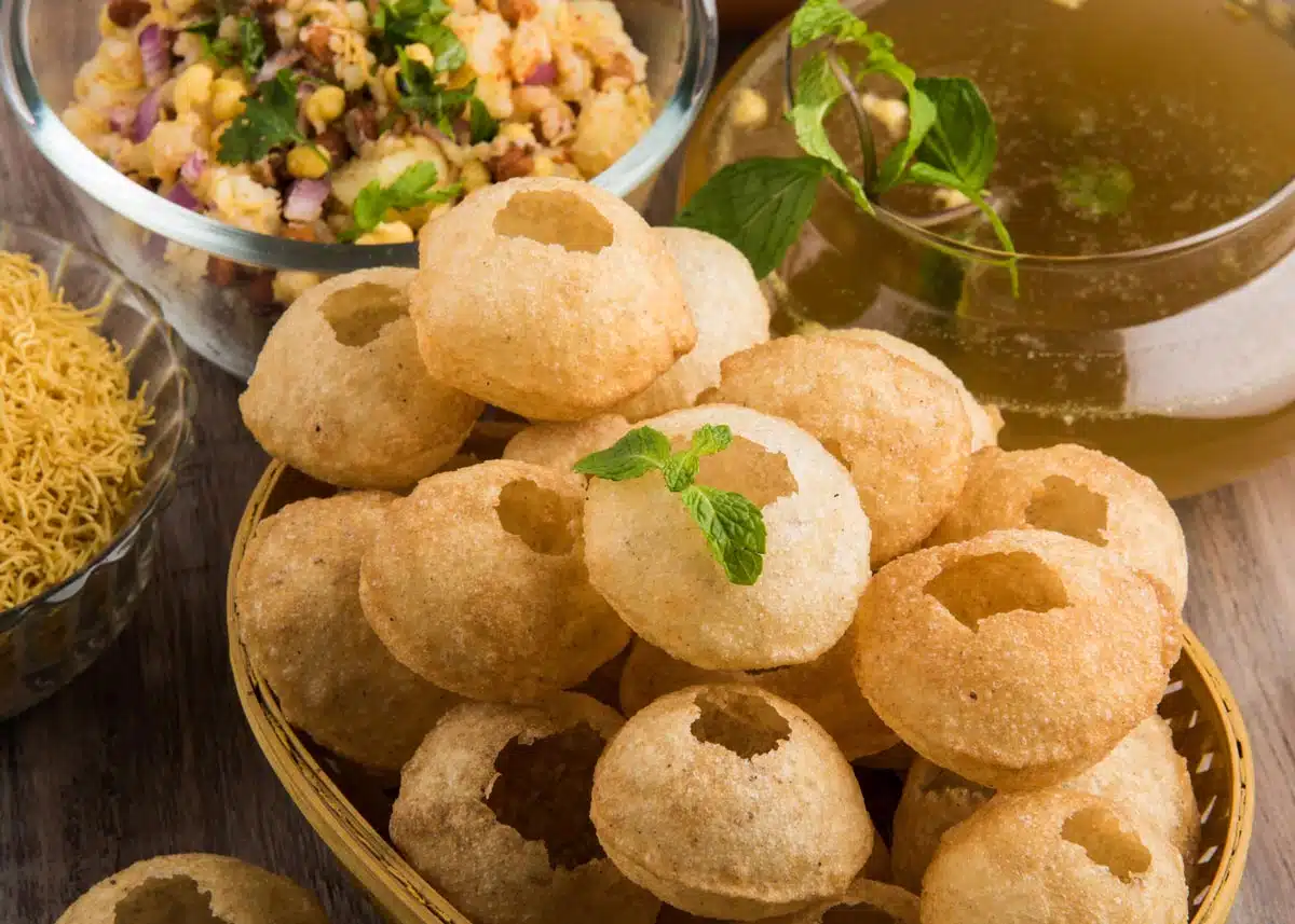 What is the puri made of? What does pani puri taste like? Why is pani puri tasty?
