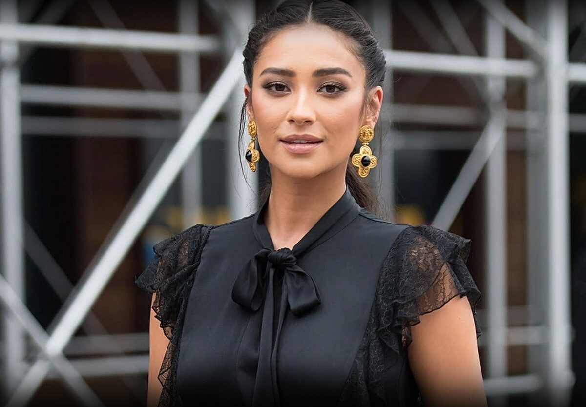 Shay Mitchell Age, Height, Instagram, Movies and Tv Shows, Beis