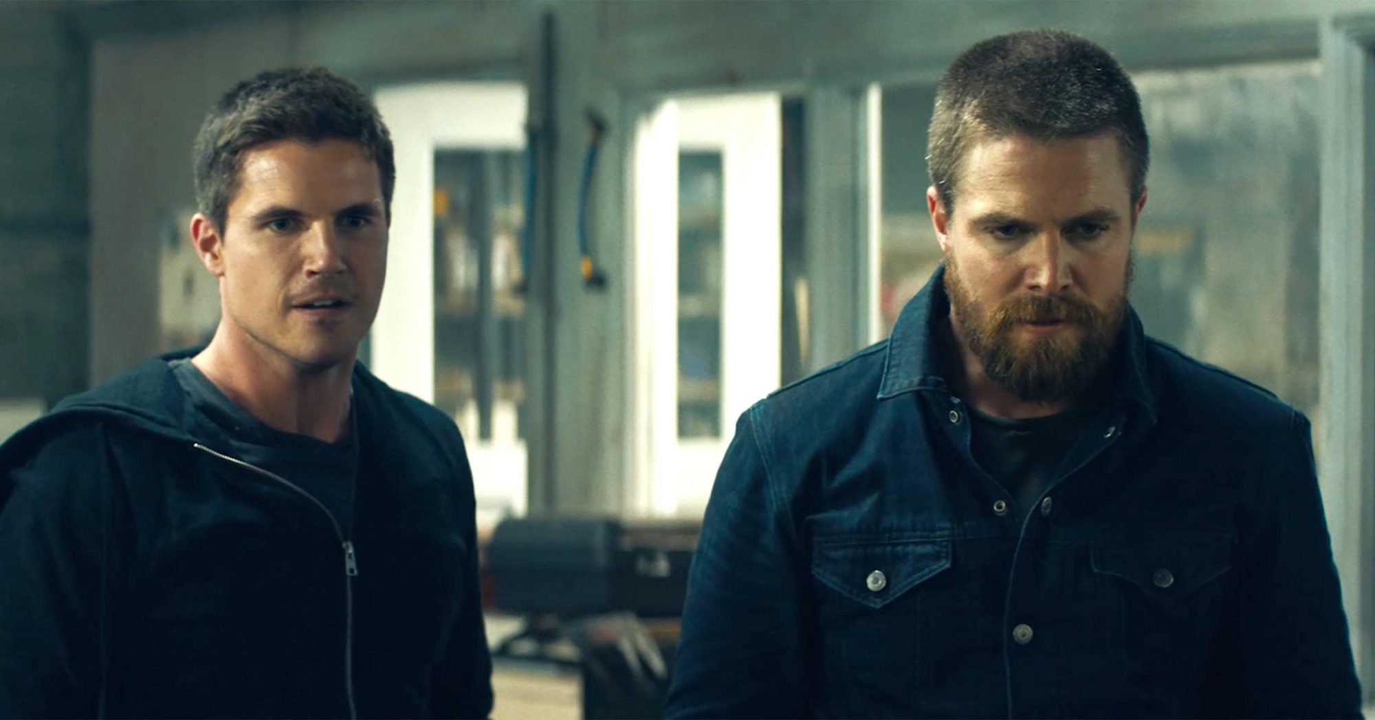Is Robbie Amell related to Stephen Amell?