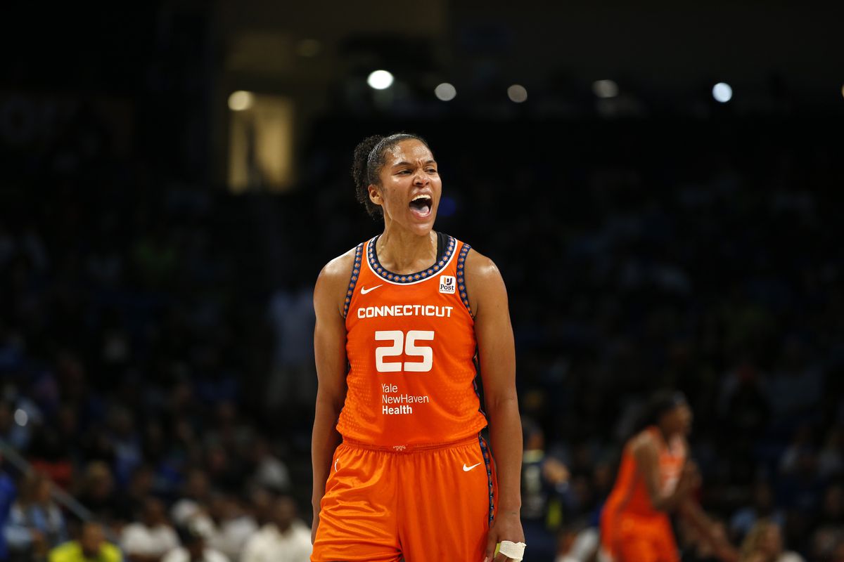 Where was Alyssa Thomas born? Where does Alyssa Thomas live?