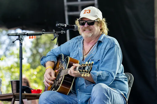 Why Doesn’t Charlie Robison Sing Anymore?
